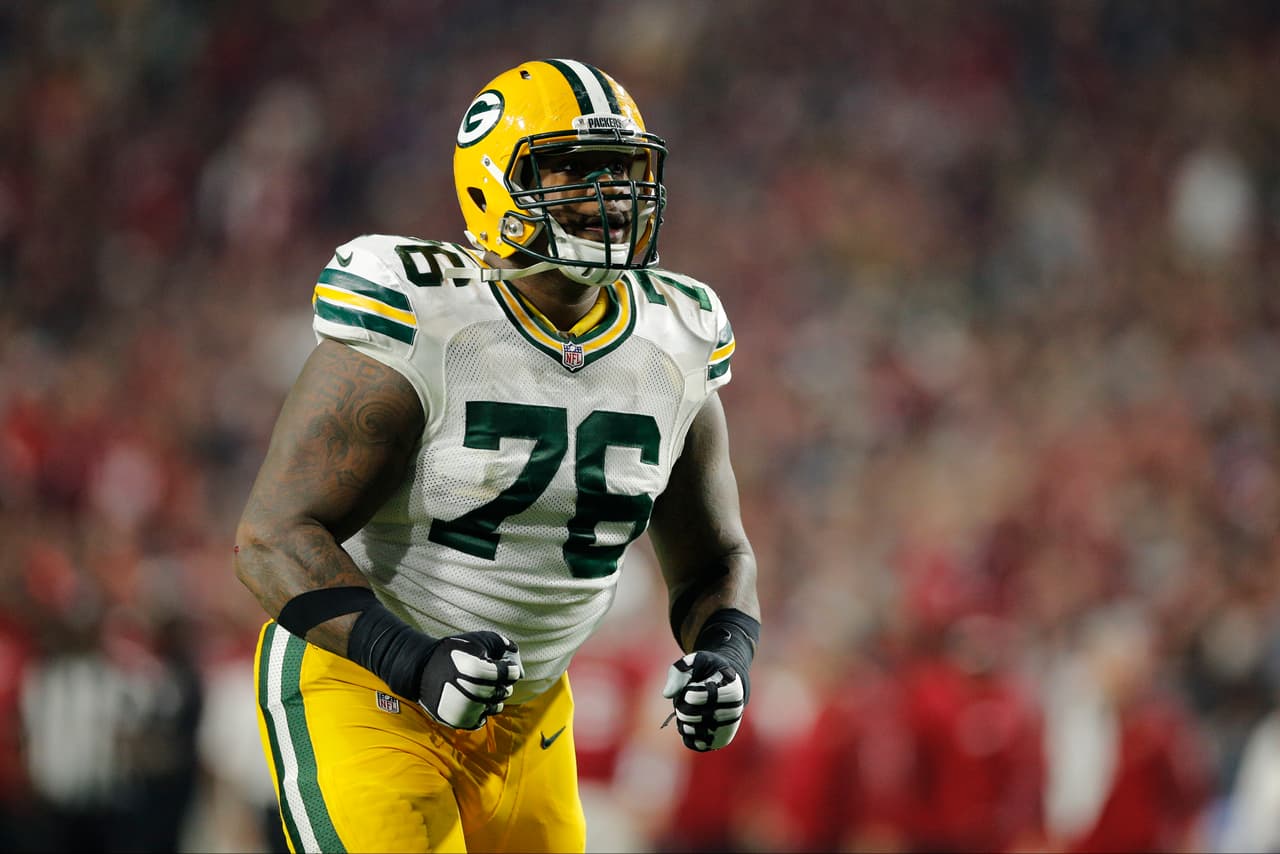 95 / MIKE DANIELS - DE - GREEN BAY PACKERS Si bien es cierto que se ganó la titularidad en las últimas 2 temporadas, su contribución en números no es brillante. Con 49 tackleadas combinadas es apenas el décimo primer en la lista de defensivos de los Packers. Tuvo 4 capturas de quarterback y un balón suelto forzado.
