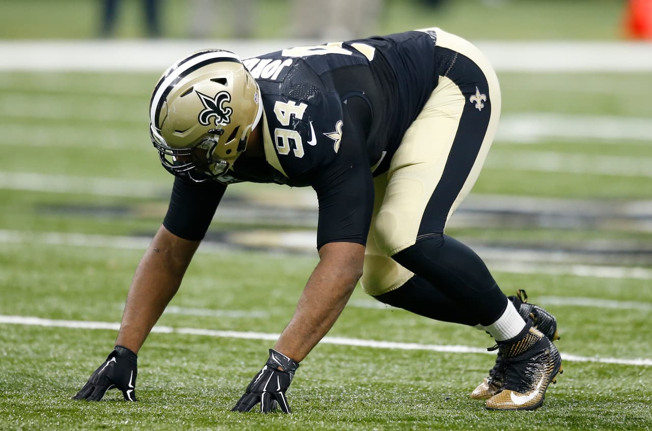 99 / CAMERON JORDAN - DE - NEW ORLEANS SAINTS Cumplirá su sexta temporada en los Saints donde llegó en 2011 como seleccionado en la 1a. Ronda, Pick 24. En su carrera solo ha faltado a un partido, en cambio ha sido titular en 80 encuentros de temporada regular. En 2015 fue líder de los Saints en capturas de quarterback con 10 y no hay indicios de que no pueda superar esa cifra la próxima campaña.