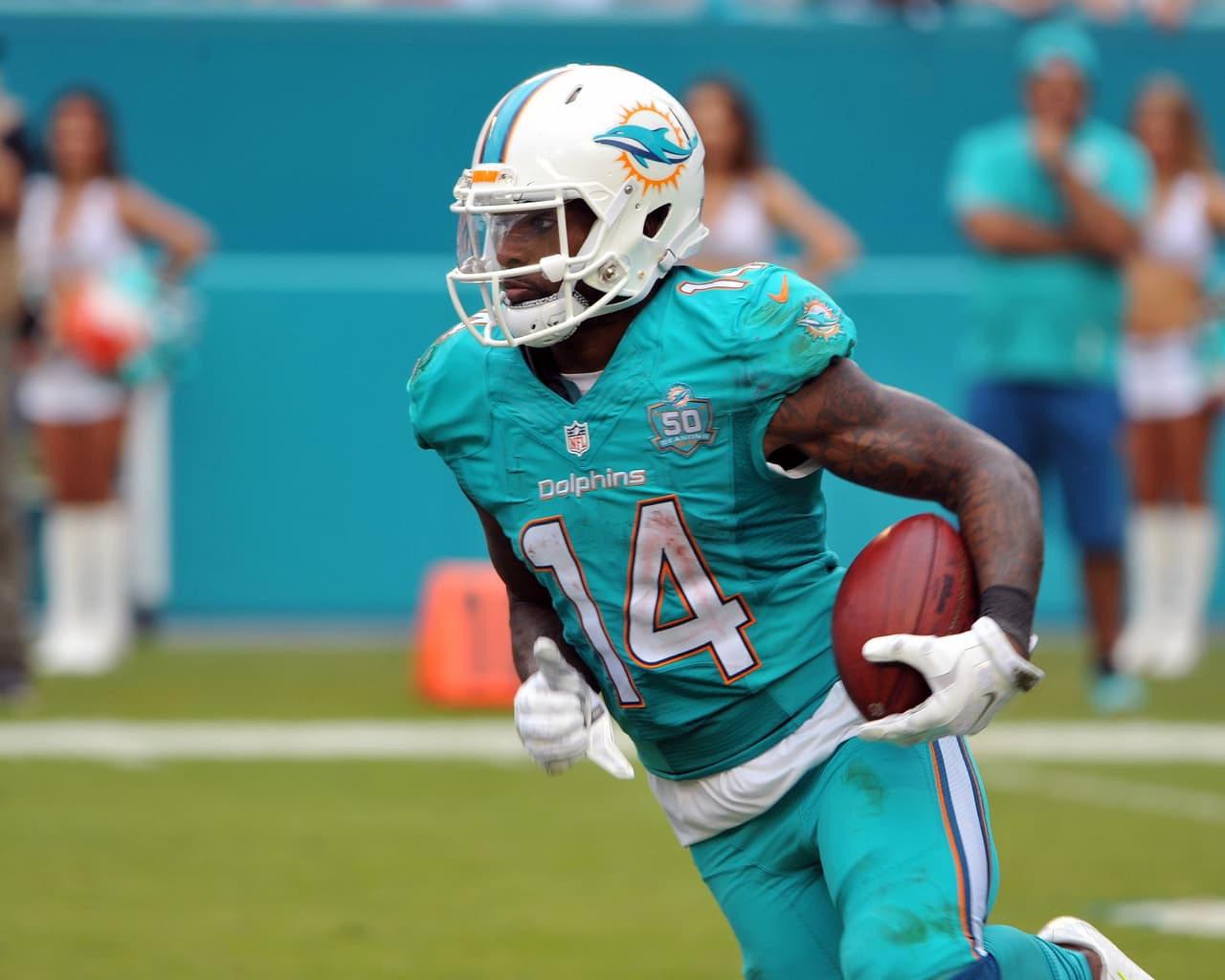 98 / JARVIS LANDRY - WR - MIAMI DOLPHINS El líder receptor de los Dolphins además contribuye como regresador de patadas. En 2016 cumplirá su tercera temporada con Miami. El año pasado atrapó 110 pases para 1,157 yardas, promedio de 10.5 yardas por recepción, anotó en 4 ocasiones. Su contribución por tierra fueron 18 acarreos para 113 yardas. En regresos de kickoffs sumó 321 yardas con promedio de 24.7 yardas por regreso.