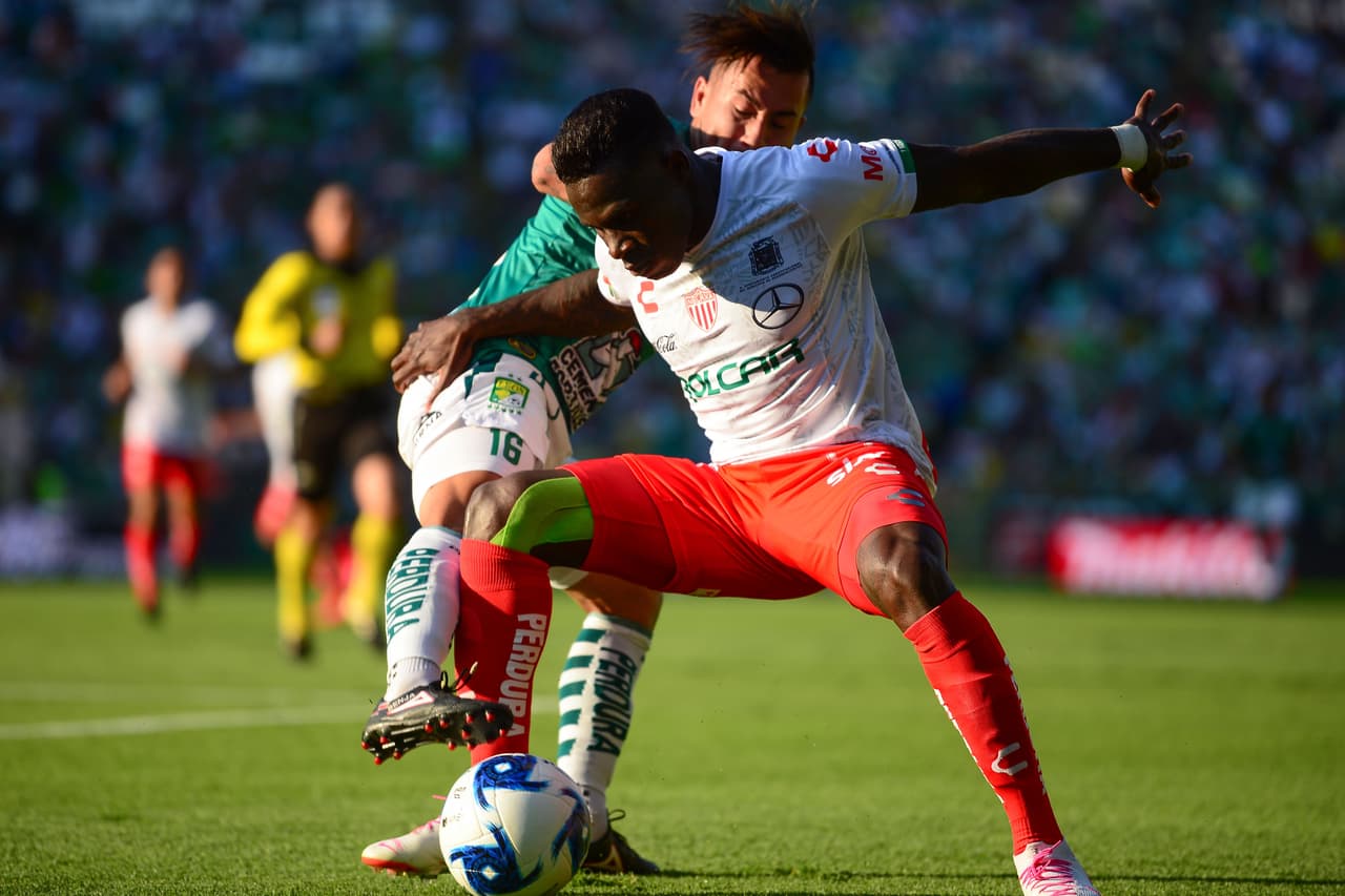 Kevin Mercado utiliza su gran corpulencia para cubrir el balón y esperar a que alguno de sus compañeros le llegue a ayudar.