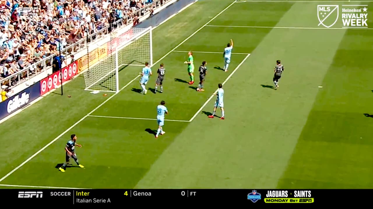 ‘Bebelo’ Reynoso pone un gran servicio al corazón área, pero Ethan Finlay se pierde el primero