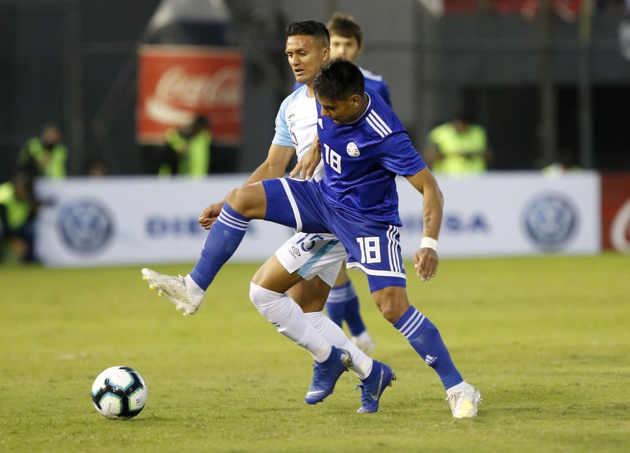 Paraguay con Santiago Arzamendia (derecha) parecía cerca al gol pero los centroamericanos le apostaban al contragolpe.