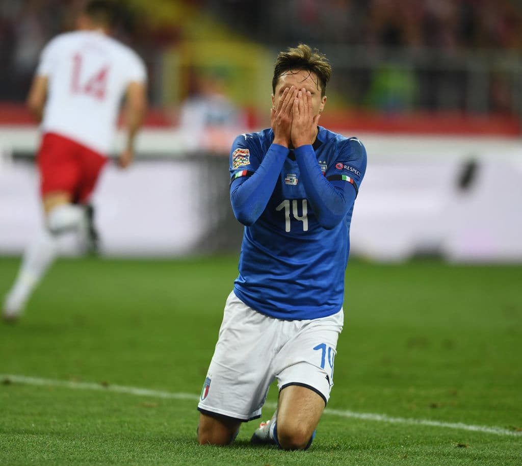 El delantero de la Fiorentina, Federico Chiesa, lamenta una ocasión de gol desperdiciada para Italia.