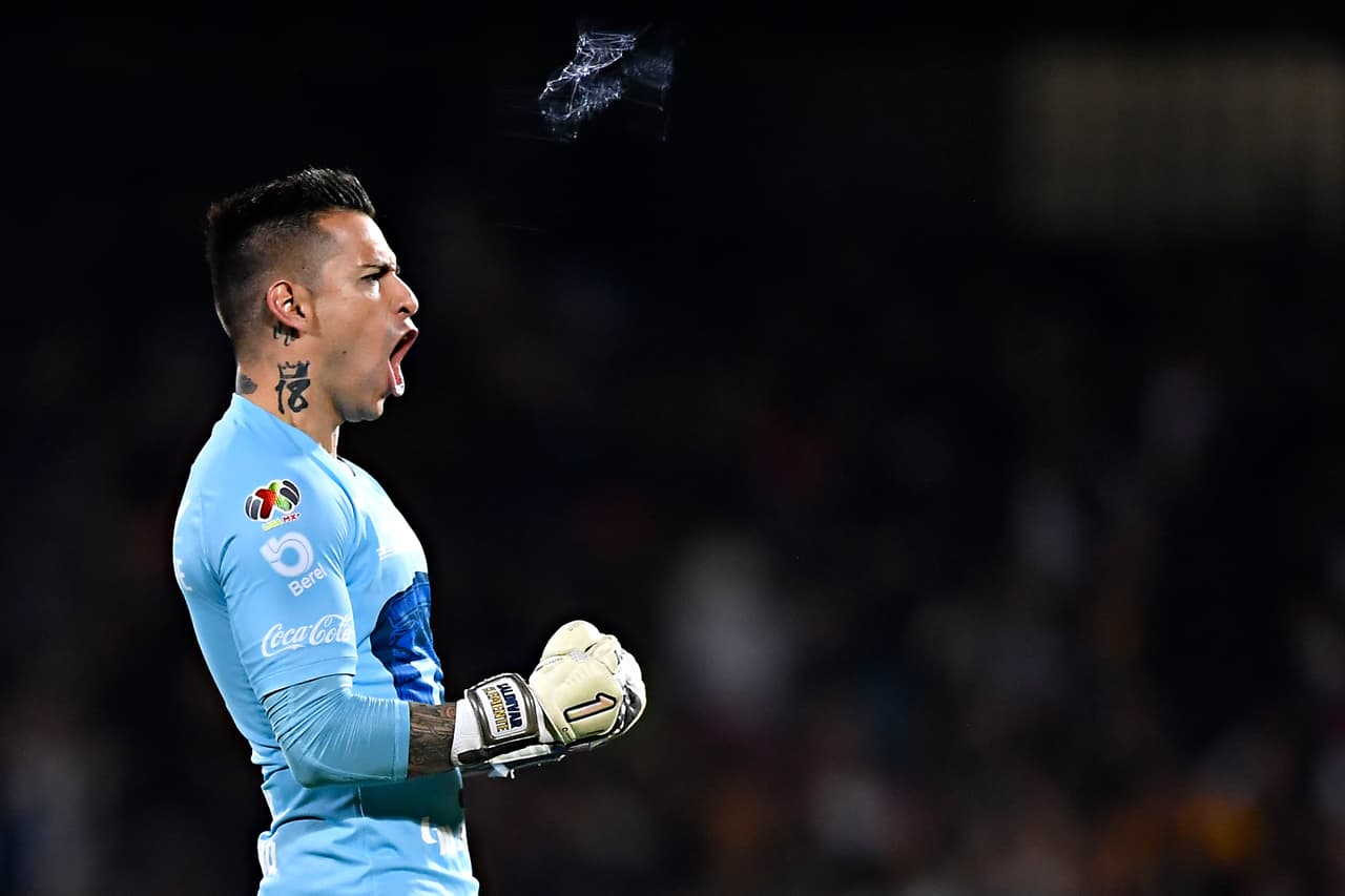 <b>Alfredo Saldívar: 10.</b> Sin duda el mejor jugador de Pumas. Atajó el penal que habría representado el 2-1 del América y sacó un par de remates de peligro.