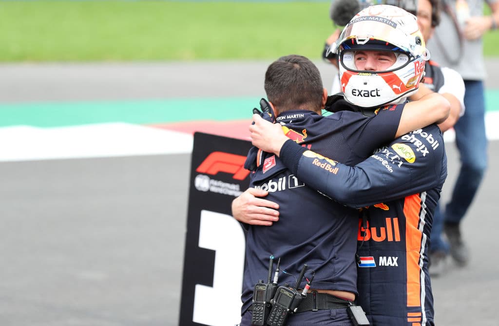 Max Verstappen saldará el domigo en la primera posición y por detrás vendrá Ferrari con Leclerc en la segunda posición y Vettel en la tercera.