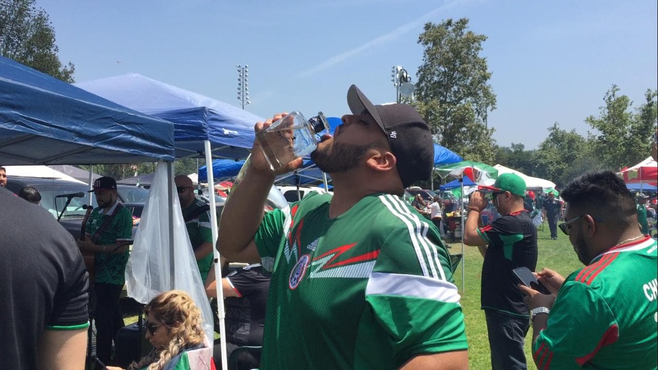 Los fanáticos mexicanos en gran número se preparan para el primer juego del Tri en la Copa Oro 2019 contra Cuba en el Rose Bowl.