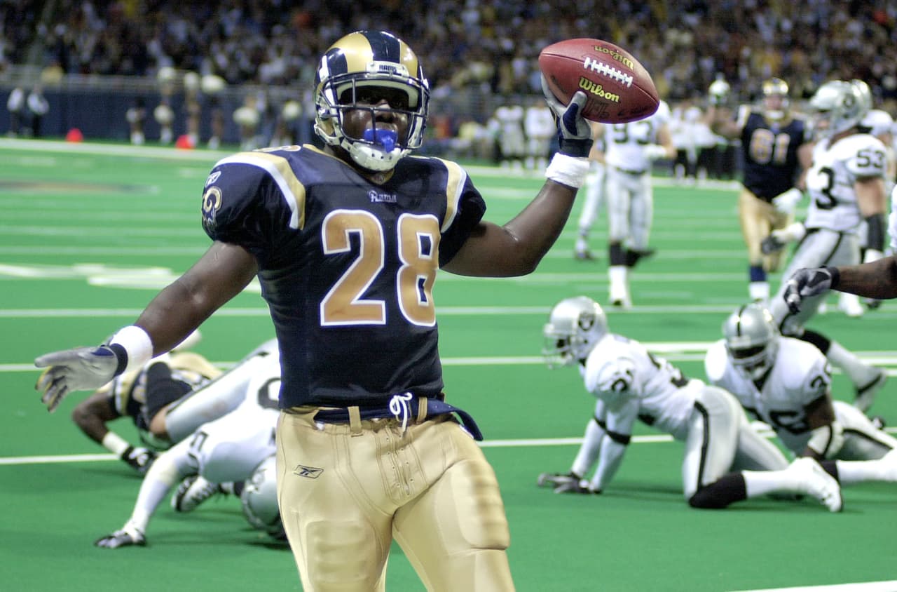 <b>Los Angeles Rams: RB Marshall Faulk</b>. Es uno de tres jugadores en la historia de la NFL en amasar más de 10 mil yardas terrestres y 5 mil por aire. Ganó un Super Bowl con los Rams.