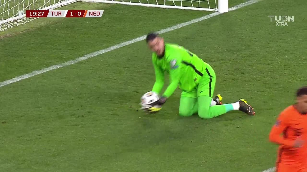 ¡TIRO ATAJADO! disparo por Donyell Malen.