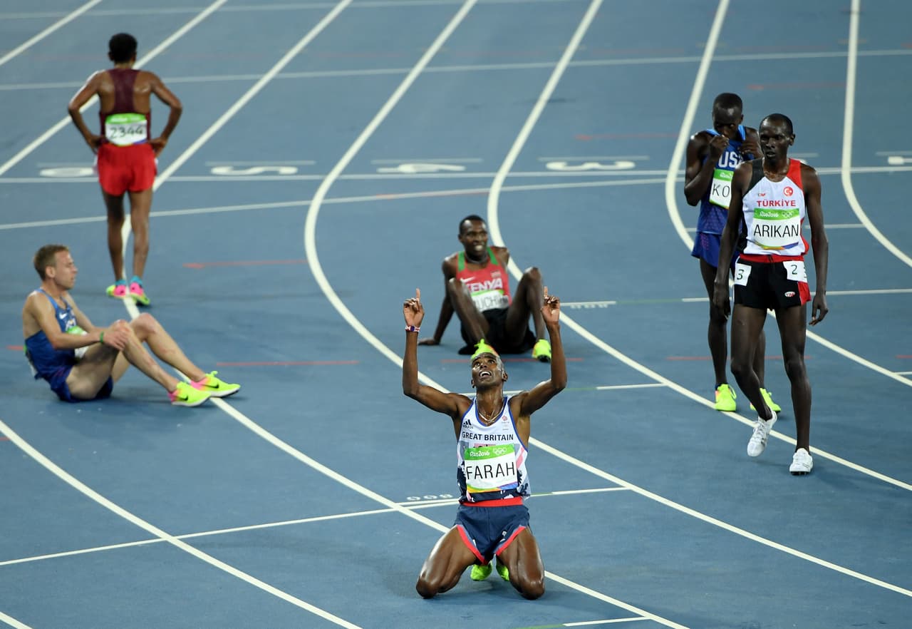 Momento en el que Mohamed Farah (Gran Bretaña) agradece al finalizar la competencia los 10,000 metros donde obtuvo el oro.