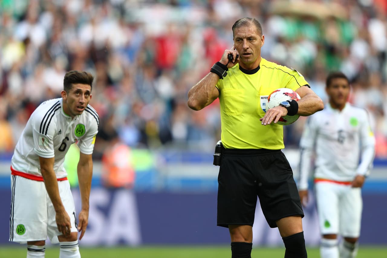 Por el intercomunicador le anunciaron que había algo irregular en la jugada y que debía esperar a que los jueces de silla revisaran el VAR.