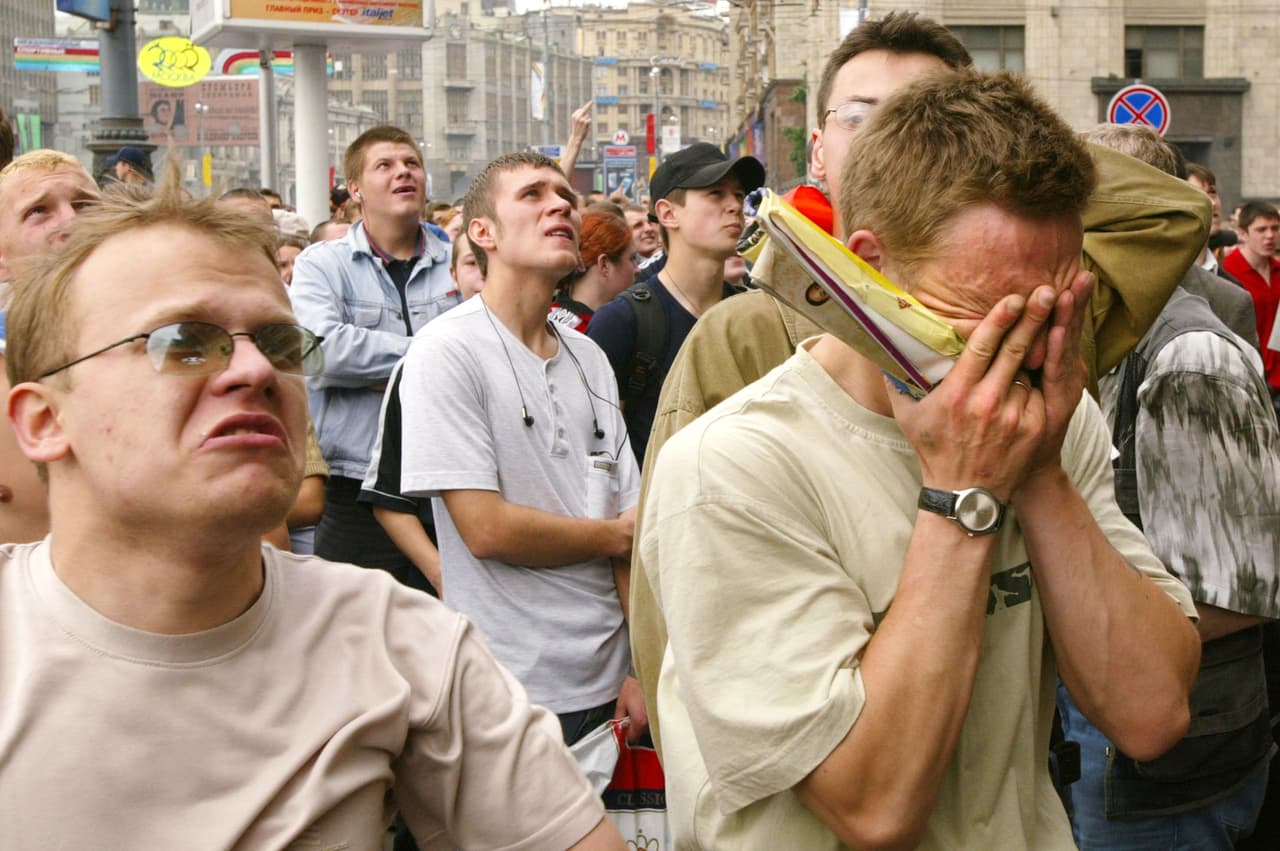 La decepción y los corazones rotos pronto dieron paso a los botellazos, a las bombas molotov y a la violencia.