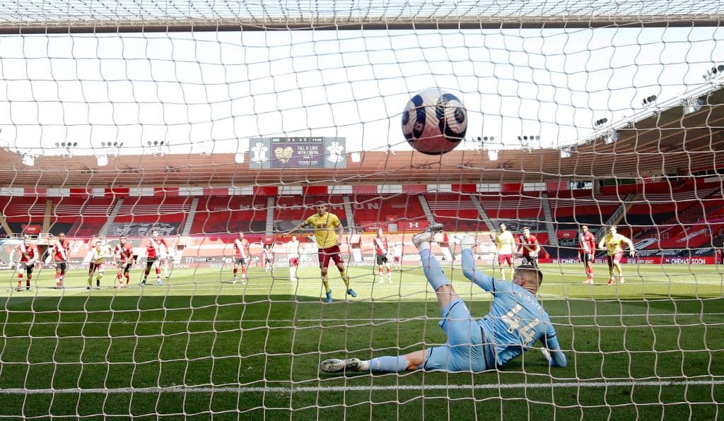 Southampton remonta y gana a Burnley en partidazo y se lleva los tres puntos. Chris Wood y Matej Vydra daban el triunfo a los 'Clarets', pero los goles de Stuart Armstrong, Danny Ings y Nathan Redmon le dieron la victoria su equipo durante la J30 en la Premier League.