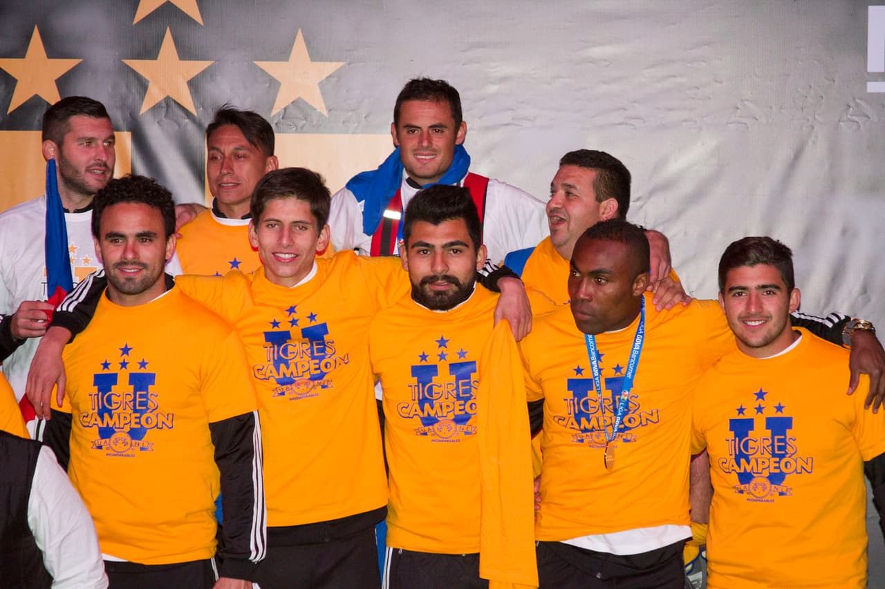 Varios jugadores salieron a los festejos con una playera de campeón en amarillo mientras que otros en otro diseño completamente blanco.