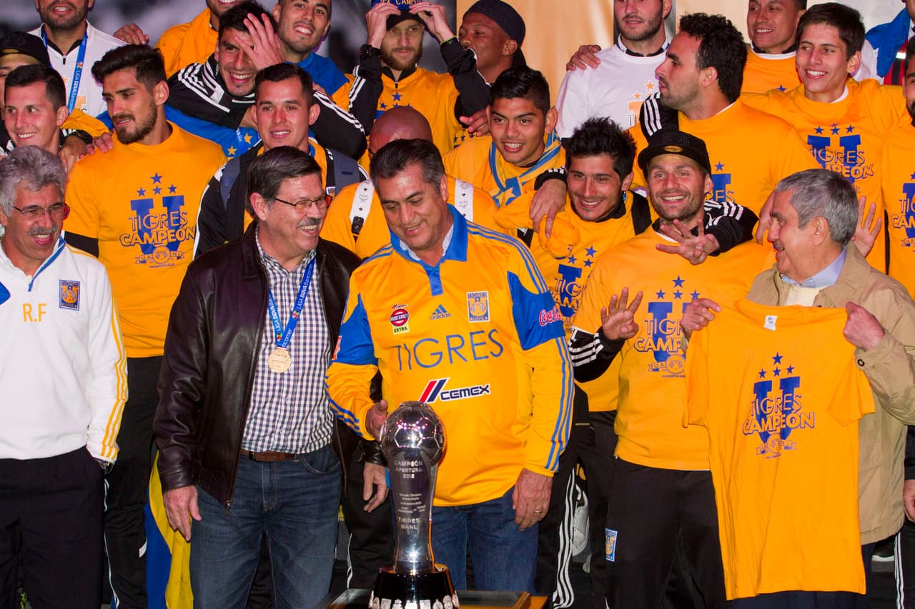 Incluso autoridades políticas se dieron tiempo de acudir a los festejos con el campeón.