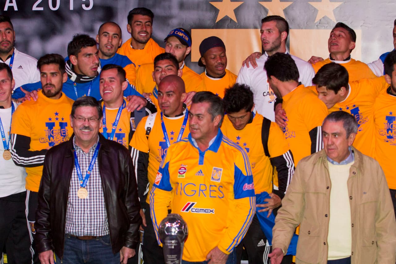 Las fotos grupales no podían faltar en la fiesta, a muchos les costó mantener la compostura.