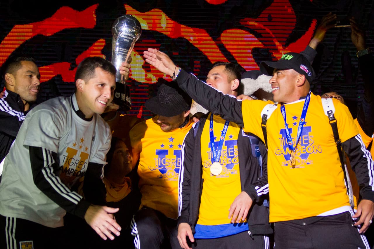 Los jugadores bromearon y pasearon la copa por todo el escenario para que el público pudiera verla de cerca.