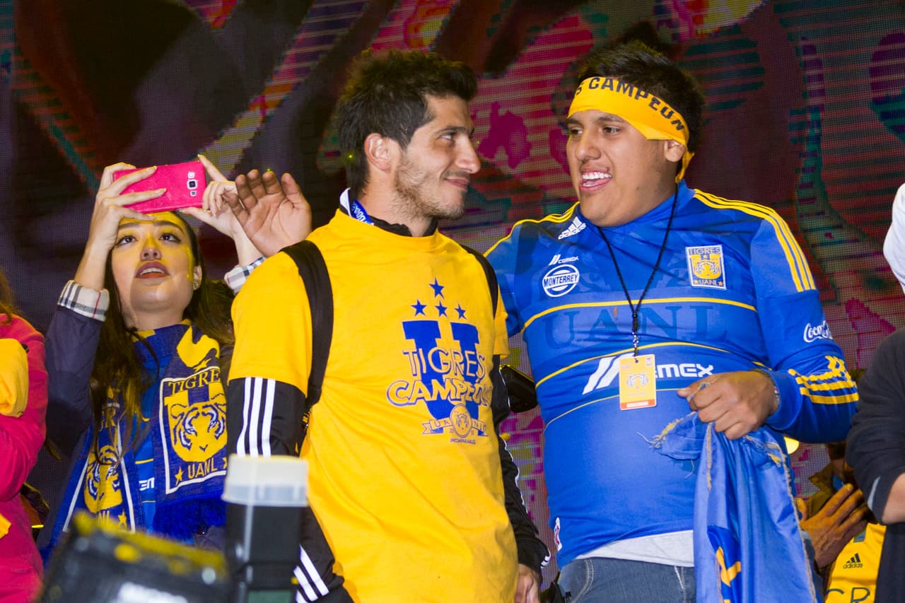 Algunos aficionados tuvieron la oportunidad de tomarse fotos con los campeones.