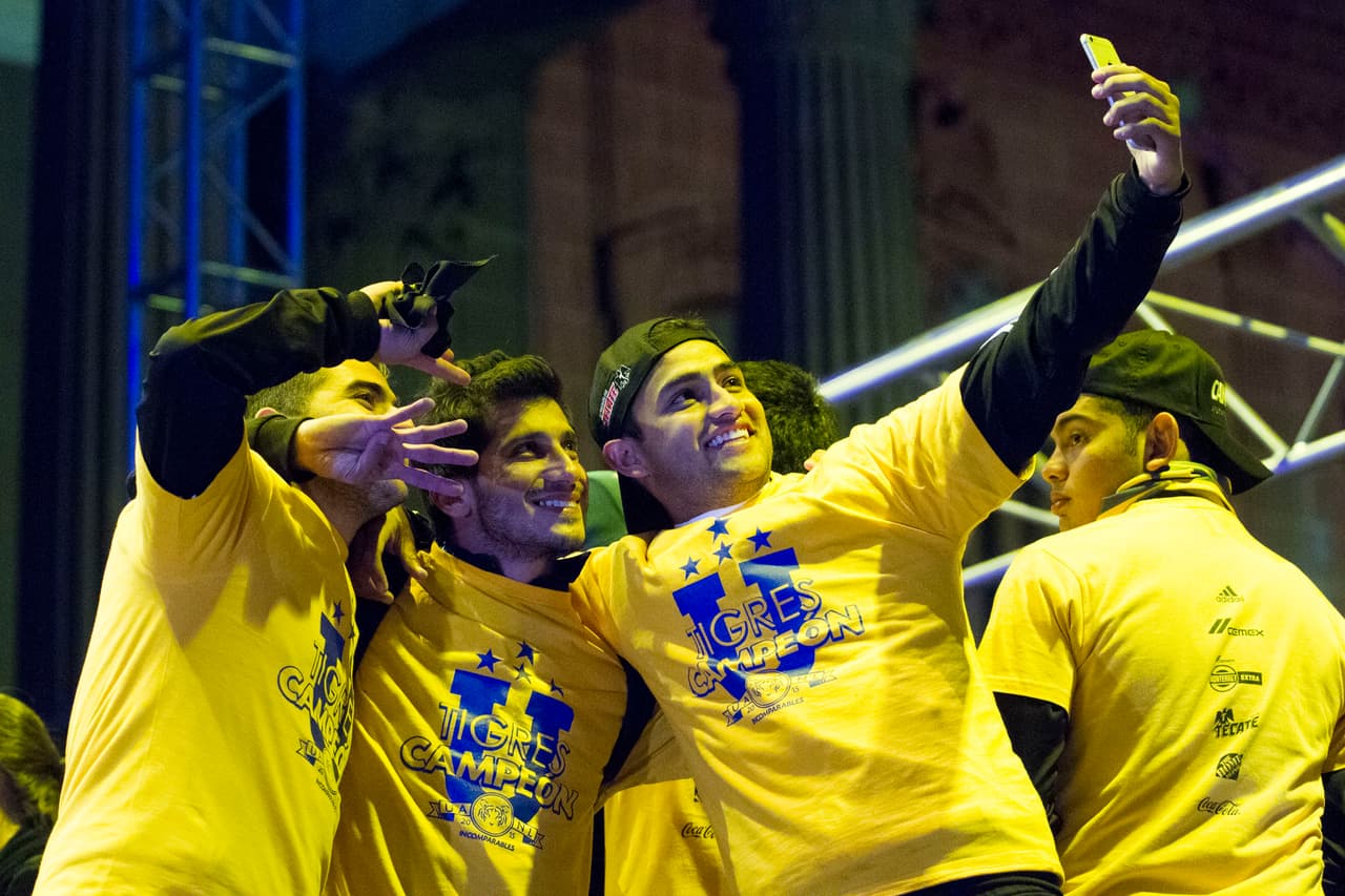 Las selfies de los jugadores no podían faltar, muchos optaron por tomarse fotos con la afición de fondo.