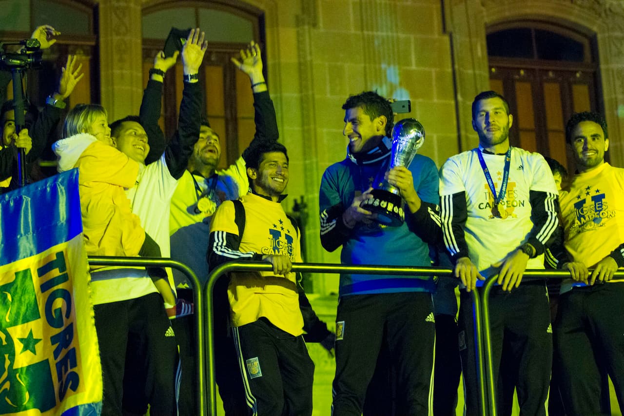 Ya en la Macroplaza los jugadores le presumieron la copa a su afición en una gran fiesta.
