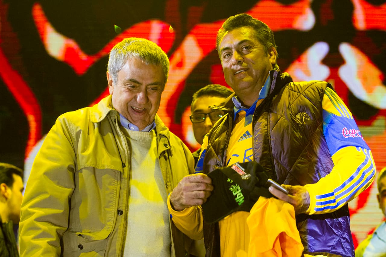 Hasta el presidente de los Tigres se dio tiempo de convivir con jugadores y aficionados tras obtener el campeonato.