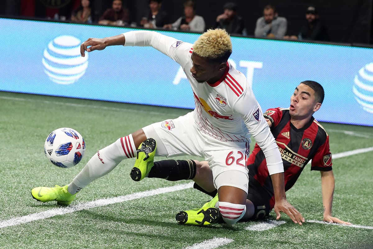 El defensa panameño Michael Murillo (izquierda) hizo lo que pudo para contener a los locales, aquí ganando en duelo al paraguayo Miguel Almirón.