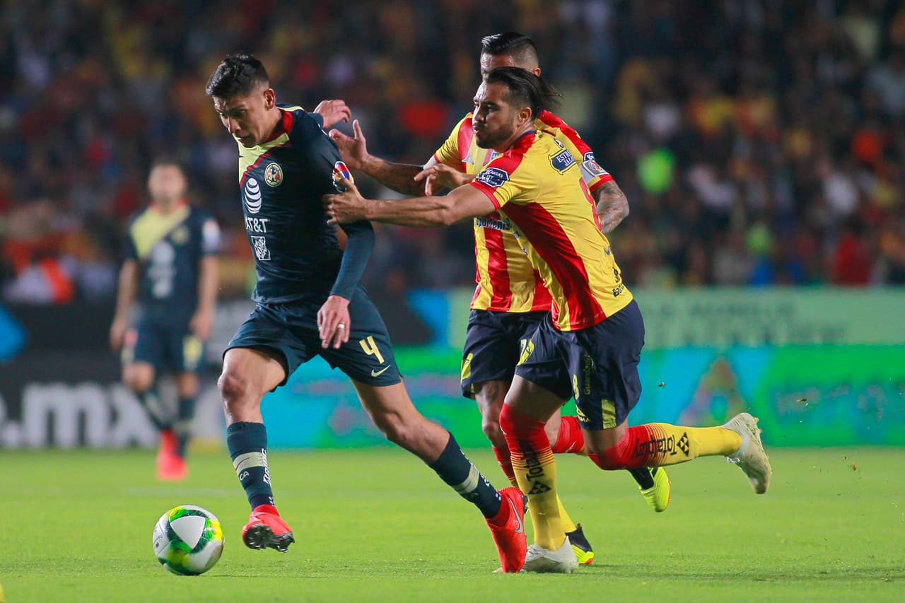 MORELIA, MEXICO - MARCH 01: Edson Alvarez (L) of America fights for the ball with Mario Osuna (R) of Morelia during the 9th round match between Morelia and America as part of the Torneo Clausura 2019 Liga MX at Jose Maria Morelos Stadium on March 1, 2019 in Morelia, Mexico. (Photo by Cesar Reyna/Jam Media/Getty Images)