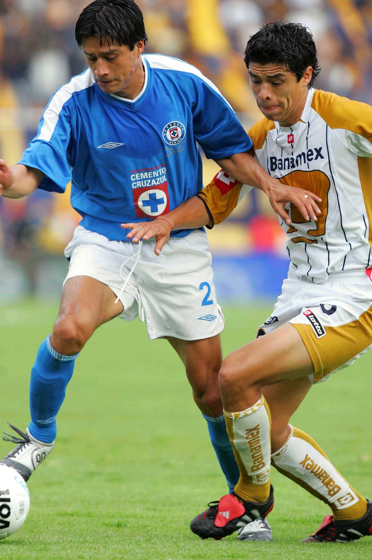 El originario de Huajuapan de León, Oaxaca, debutó con Cruz Azul en 2002, de la mano de José Luis Trejo.