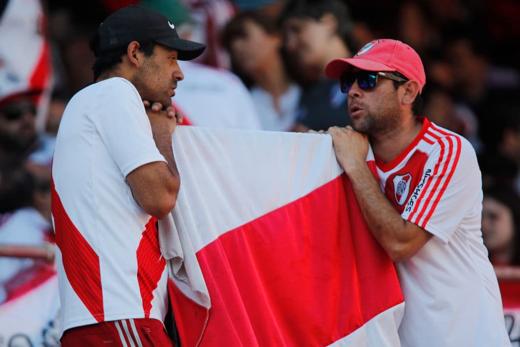 Los fanáticos de River Plate esperaron varias horas por la final de la Copa Libertadores contra Boca Juniors, juego suspendido luego de la agresión al vehículo del equipo Xeneize camino al estadio.