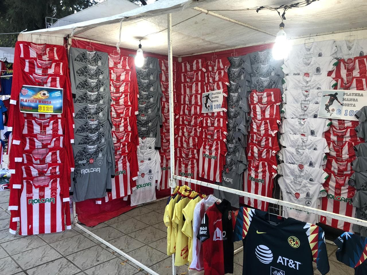 La gente comienza a llegar al Estadio Victoria para contemplar el encuentro amistoso entre Necaxa y Chivas.