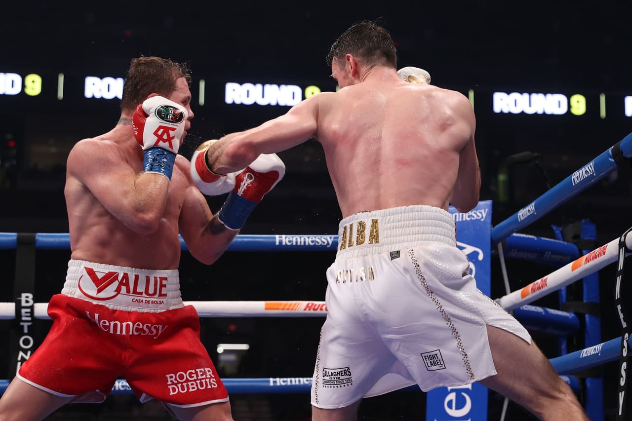 Smith era recetado con la izquierda en jab y con gancho por derecha de Canelo.