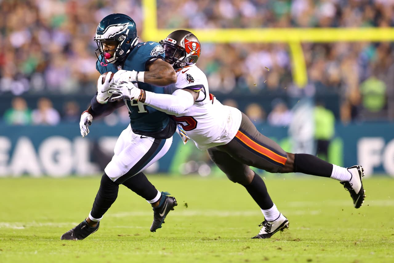 Con dos anotaciones y más de 100 yardas combinadas, Leonard Fournette el el hombre clave en la victoria 28-22 de los Buccaneers sobre las Eagles.