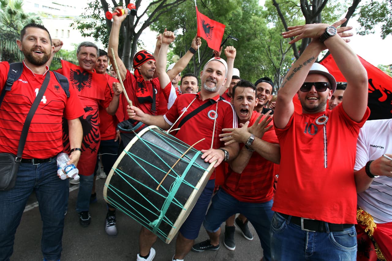 La música albanesa rumbo al Estadio Vélodrome de Marsella.