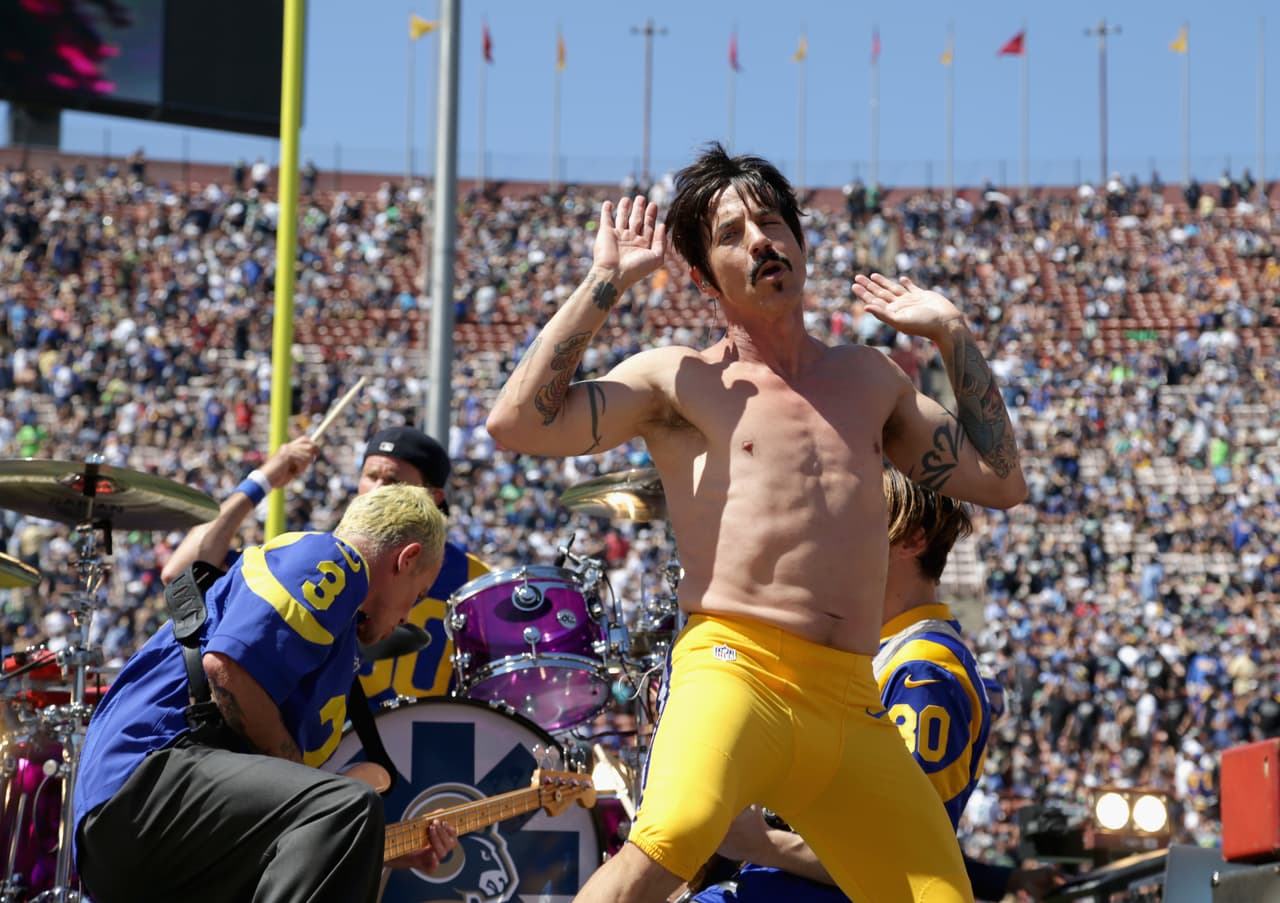 En el primer partido de la NFL en Los Angeles, el lugar celebró con la actuación de los Red Hot Chili Peppers.
