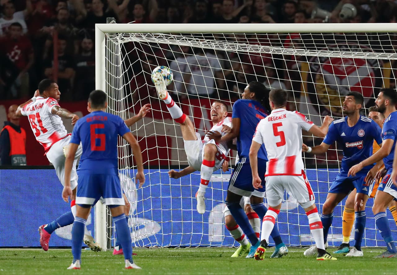 Con goles de Vulic, Milunovic y Boakye, el Estrella Roja remontó 3-1 al Olympiakos, en la jornada 2 de la Champions League.