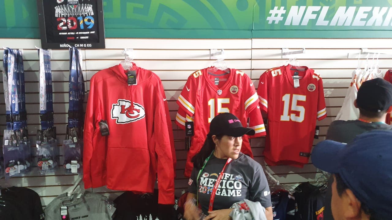Aficionados aprovechan para comprar productos en la NFL Shop.