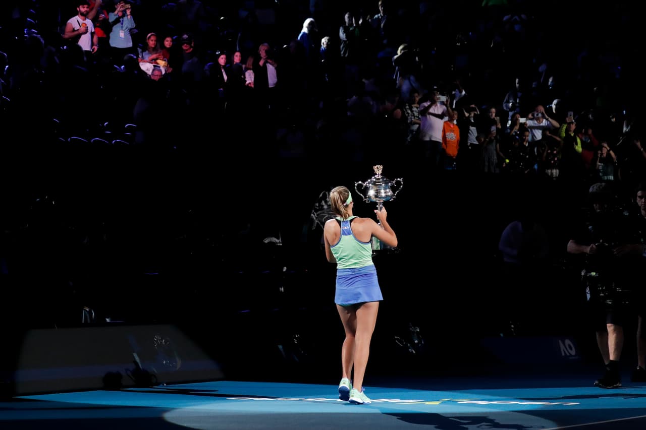 “Oficialmente, mi sueño se ha hecho realidad. Los sueños se hacen realidad. Así que, si tienen un sueño, vayan a por él y se hará realidad”, expresó la campeona más joven en Melbourne Park desde 2008.
