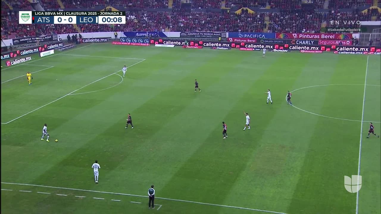 Arranca el partido y la pelota está en juego.