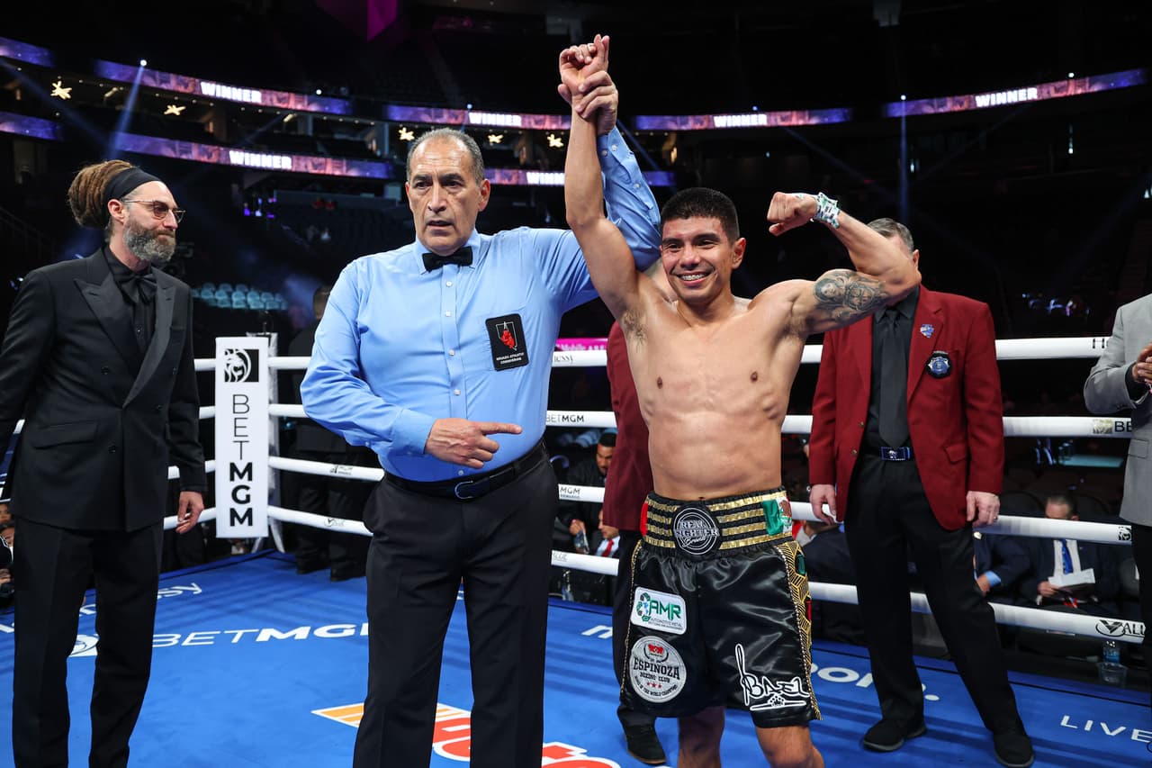 Joselito Velázquez cerró la cartelera preliminar con un tremendo KO sobre el colombiano José Soto para mantener el invicto y alzar la mano para una oportunidad por un título mundial.