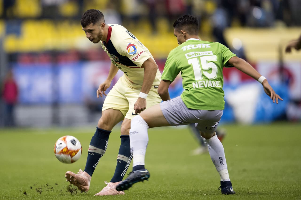 Guido Rodríguez intentaba hacer una jugada ante la marca de Francisco Nevarez. América empezó con relativa imprecisión en los minutos iniciales.