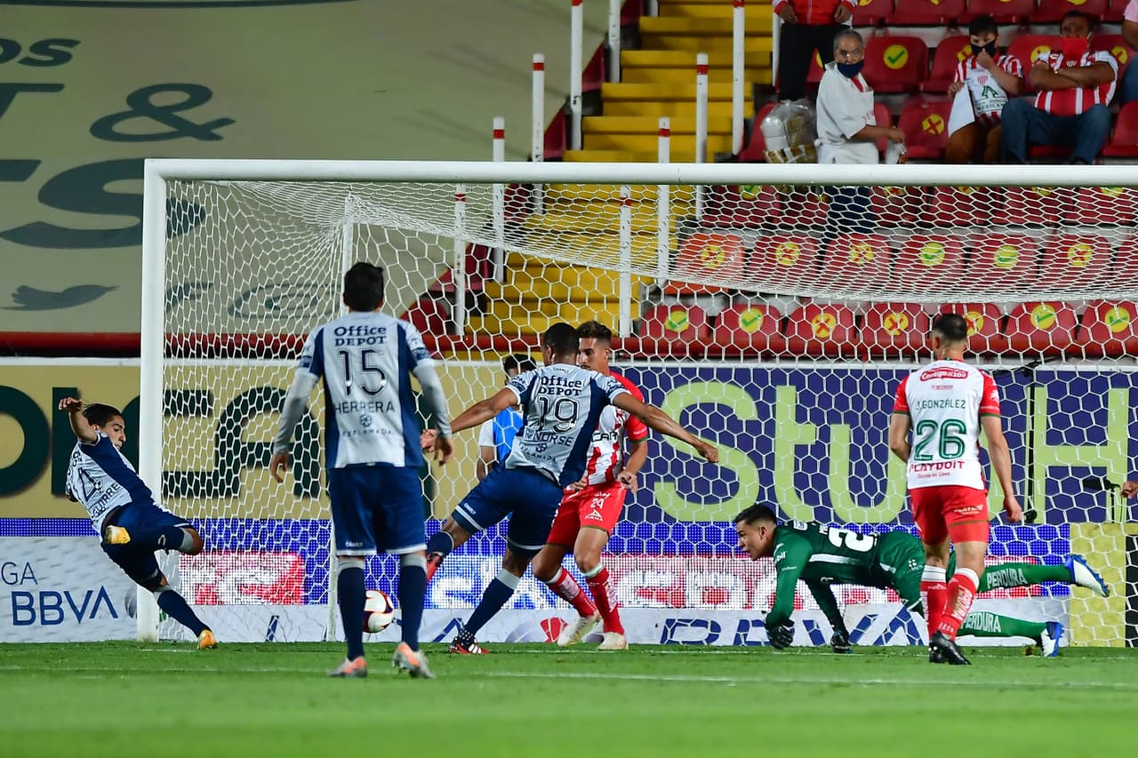 Con todo y que Luis Malagón tuvo una estupenda noche en el arco de Necaxa, Pachuca logra anotarle dos veces para empatar 2-2 en Aguascalientes. Pachuca continúa en el fondo de la tabla con cuatro unidades y Necaxa llega a la a la quinceava posición con siete puntos.