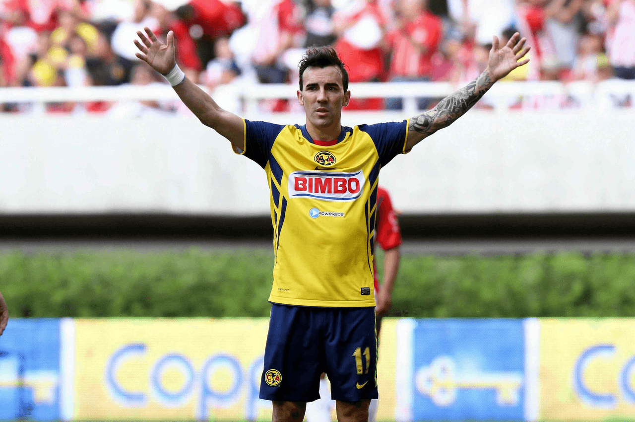 Vicente Sánchez lució incómodo y se quejó de faltas constantes.