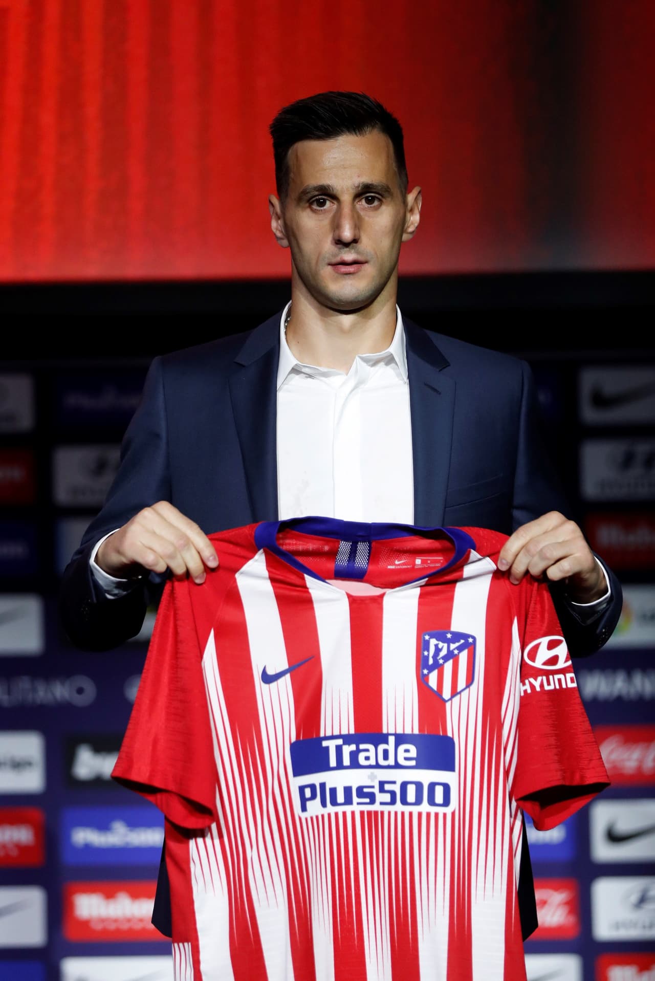 "Lo del Mundial ya lo podemos dejar atrás, ahora tengo nuevos retos en el Atlético", manifestó Kalinic, al tiempo que dijo que "el entrenador no quiso" contar con él.
