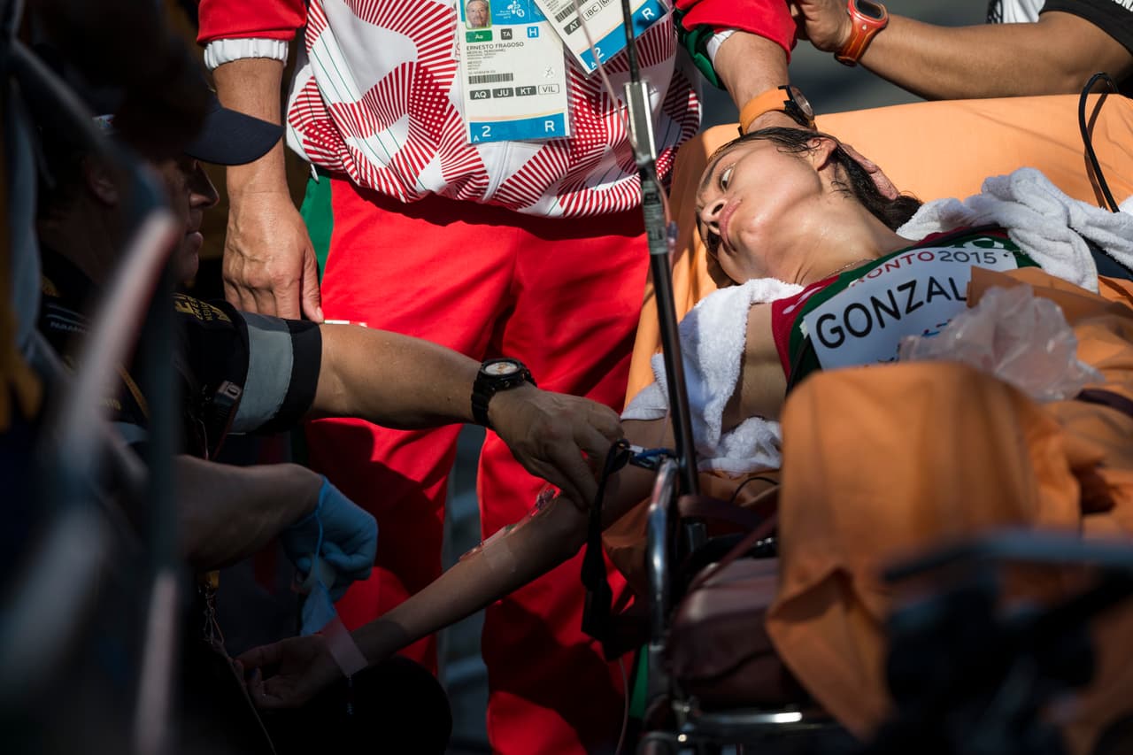 Fue tanto el esfuerzo sobrehumano que hizo la marchista de 26 años que terminó muy deshidratada y poco tiempo después de cruzar la meta debió ser trasladada de emergencia a un hospital.