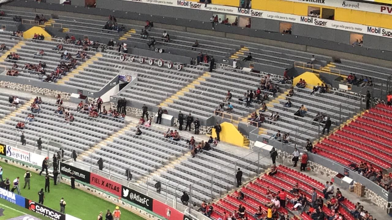 La tribuna popular del Estadio Jalisco sin presencia de aficionados, en protesta por el mal momento del equipo.