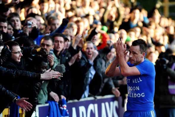 John Terry perdió la banda de capitán de Inglaterra, pero no el cariño de la afición del Chelsea.