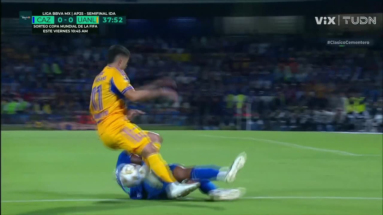 ¡Entrada criminal a Gorriarán! El árbitro solo saca la amarilla a Paradela