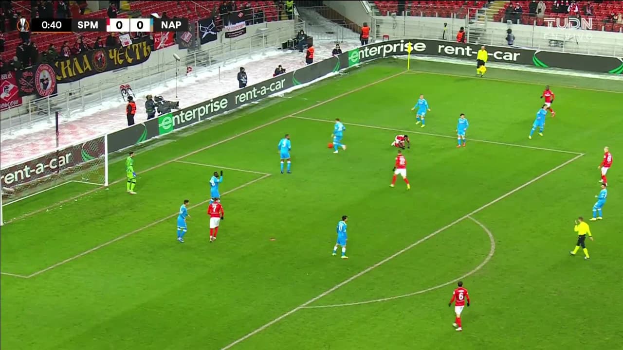Arranca el partido y la pelota está en juego.