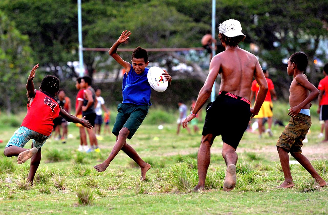 Muchas veces no se necesitan de playeras especiales e incluso ni siquiera de zapatillas para disfrutar del deporte.