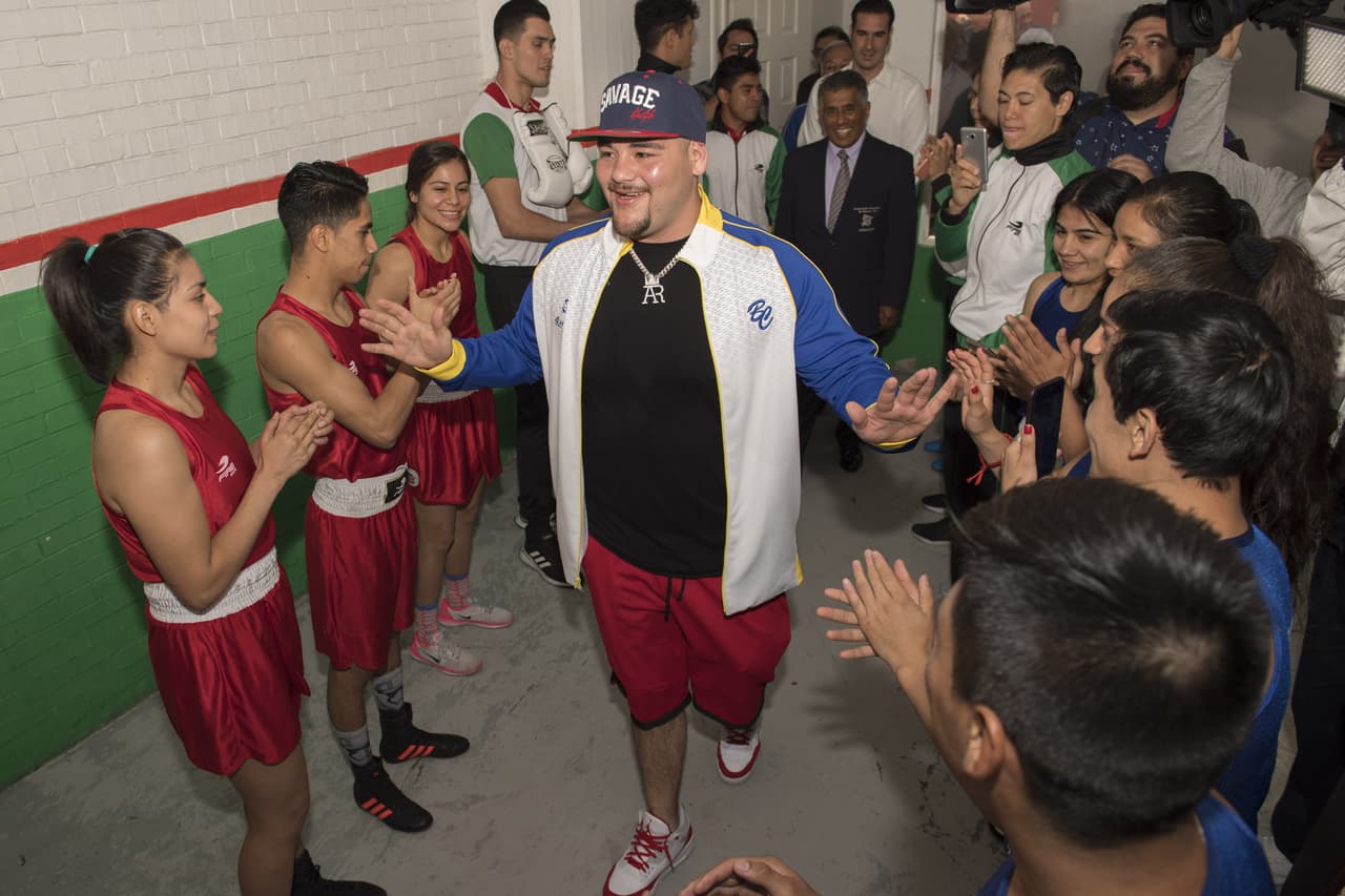 El mexicano Andy Ruiz presentó en el Comité Olímpico Mexicano sus cinturones como campeón mundial de peso completo de boxeo en medio de la admiración y reconocimiento de sus compatriotas.