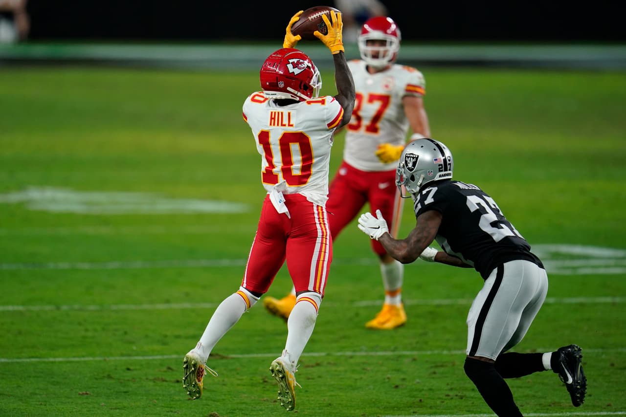 Con menos de dos minutos en el reloj, los Chiefs consiguen el touchdown de la victoria y se vengan de los Raiders al imponerse 35-31.